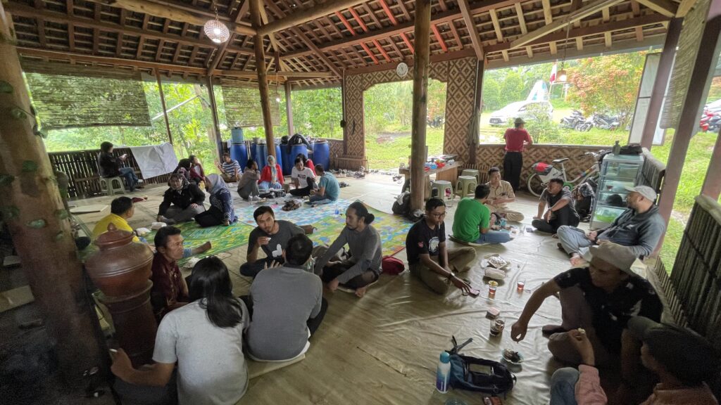 Foto: Para peserta pertemuan lingkaran belajar saling berbagai pengetahuan dan pengalamannya di sesi istirahat (Dok: GEF SGP Indonesia)