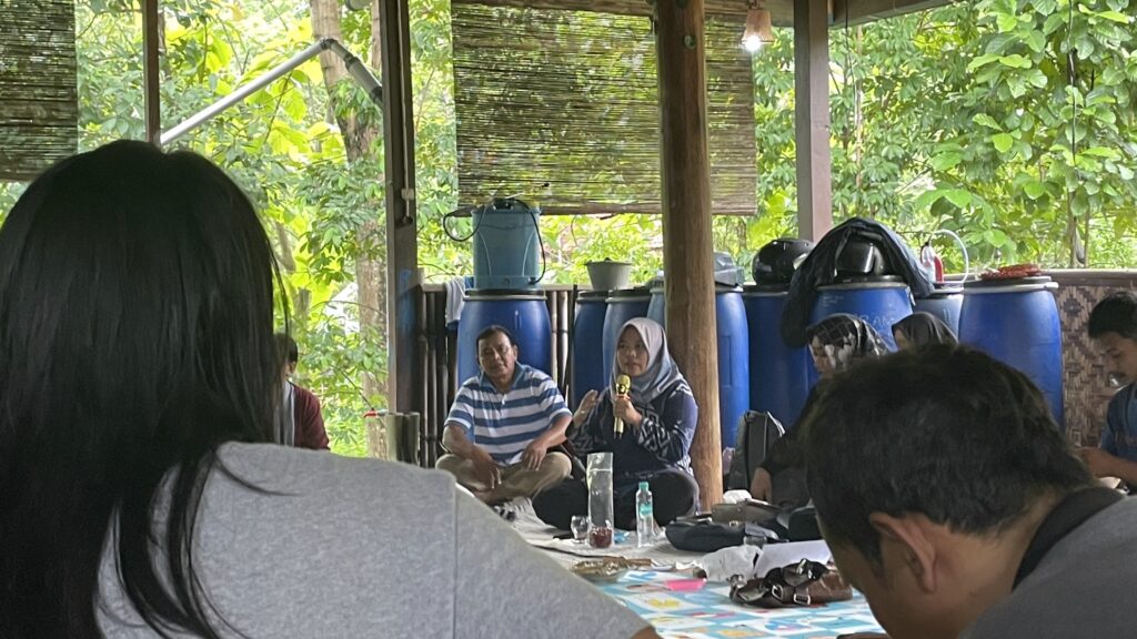 Foto: Manajer Proyek Samitra Lingkungan, Rumiyati Membagikan Pengalaman dan Cerita Baik Programnya di Desa Igirmranak