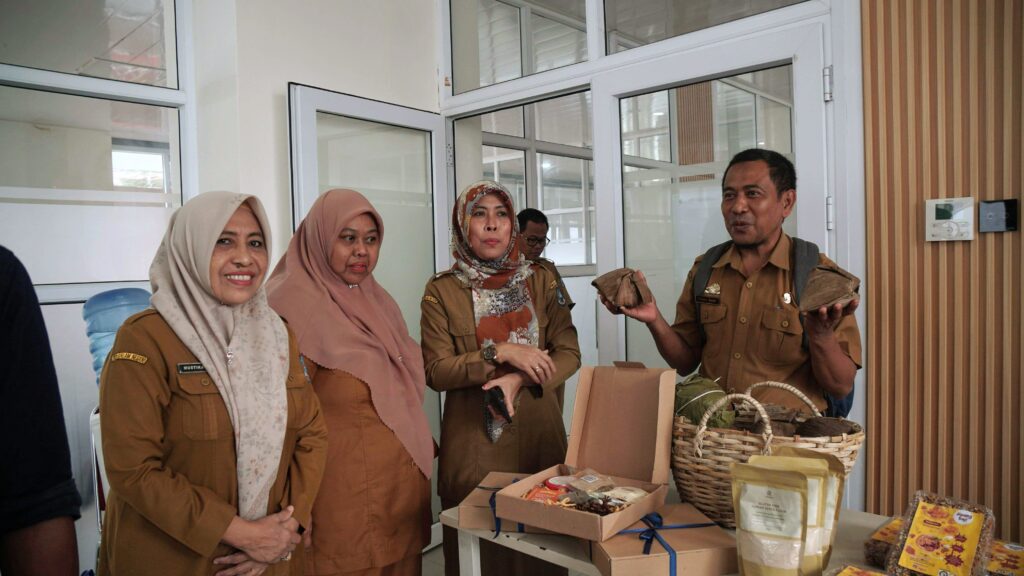 Foto: Produk hasil mitra-mitra GEF SGP Indonesia dipamerkan di Gedung Pinisi Kabupaten Bulukumba