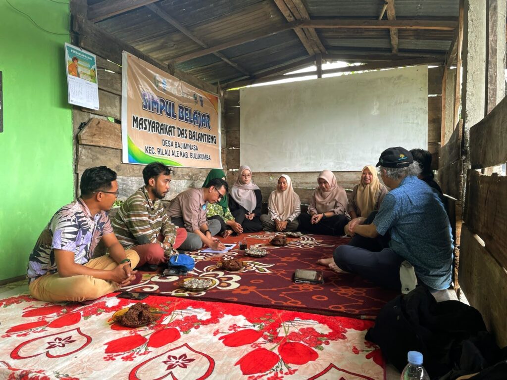 Foto: Tim Konsultan Mid Term Review Mengujungi Kantor Gertani di Desa Bajiminasa