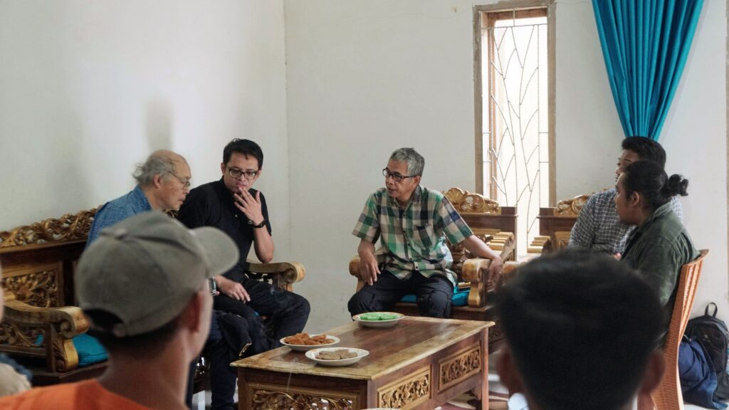 Foto: Mitra GEF SGP yang berlokasi di sekitar Desa Anrang saat di-interview oleh Konsultan Mid Term Review