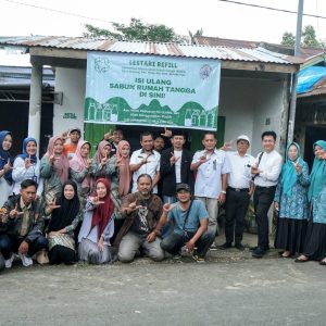 Foto: Foto bersama saat Peluncuran Toko Refill "Lestari" untuk Mencegah Pencemaran Plastik di Daerah Aliran Sungai Balantieng (Dok: Faishal Muhammad Dzulfiqar / GEF SGP Indonesia Fase 7)